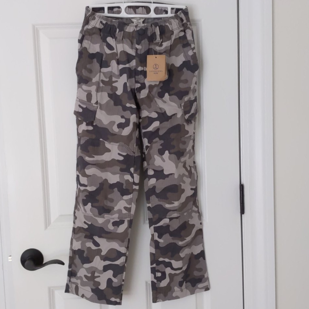 NWT - Camo print cargo pants - size 10